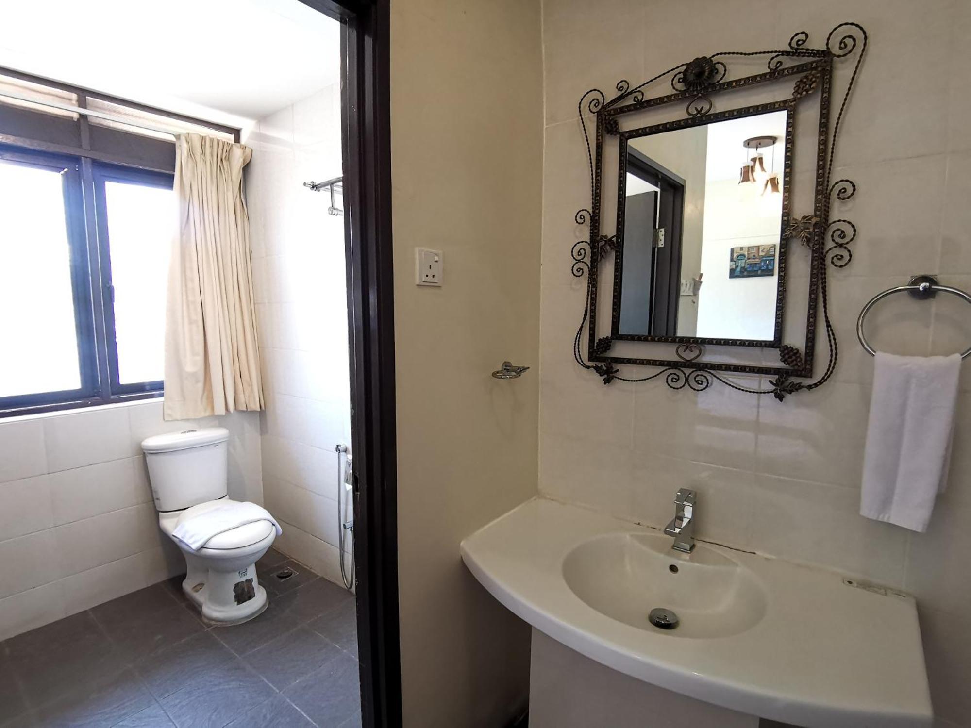 8 Boutique By The Sea Hotel Tanjung Tokong Ngoại thất bức ảnh