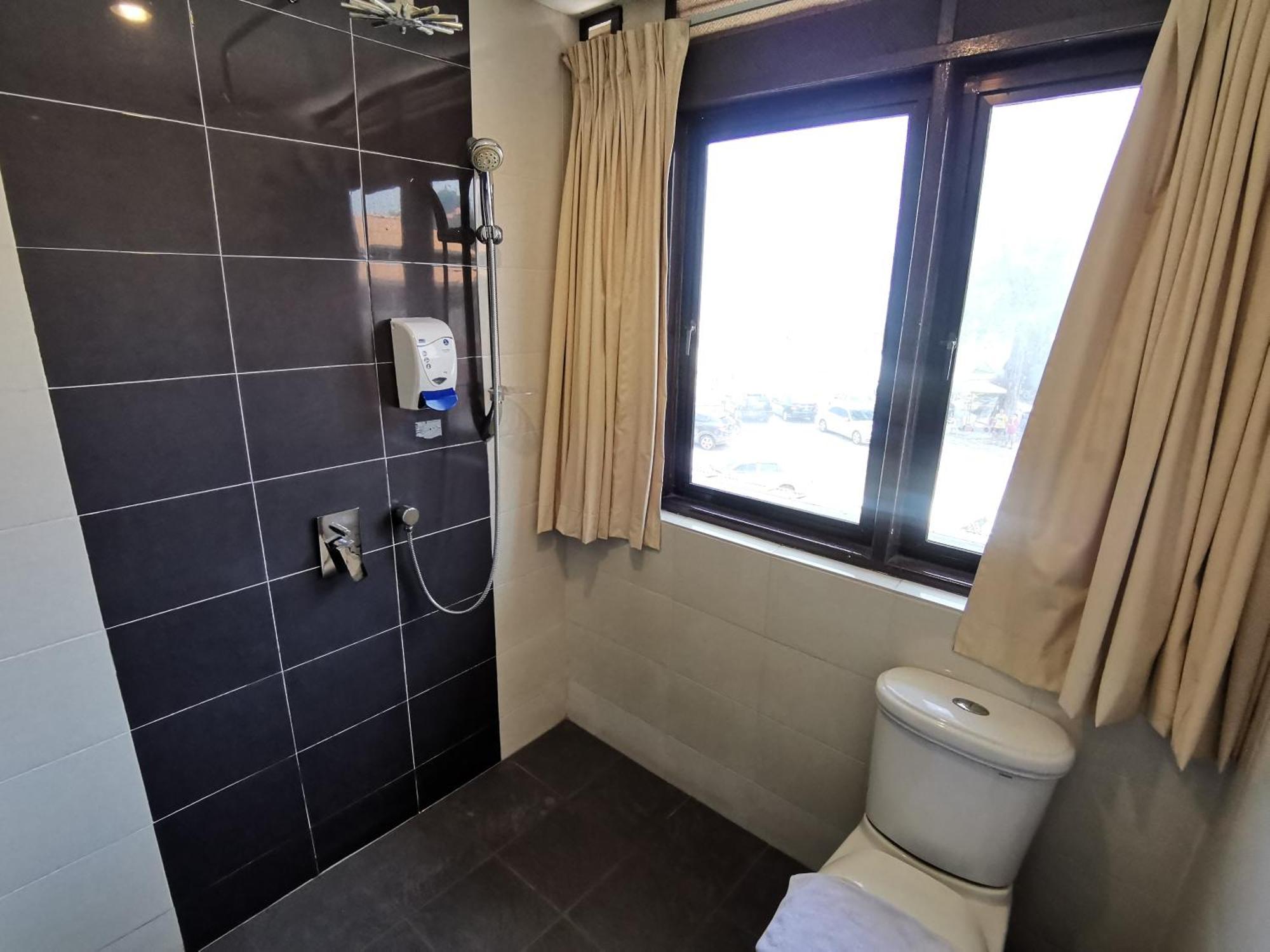 8 Boutique By The Sea Hotel Tanjung Tokong Ngoại thất bức ảnh