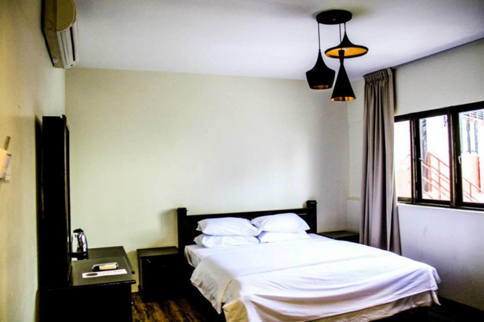 8 Boutique By The Sea Hotel Tanjung Tokong Ngoại thất bức ảnh