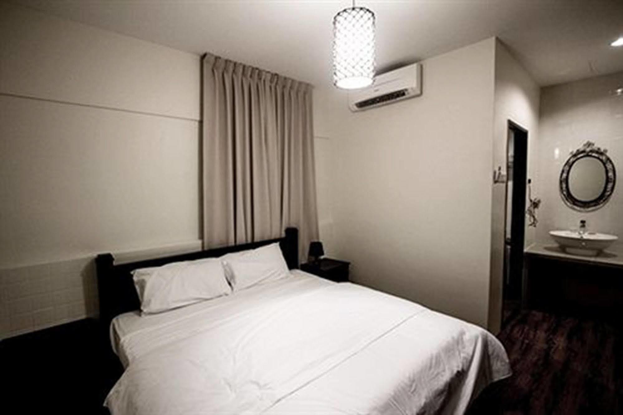 8 Boutique By The Sea Hotel Tanjung Tokong Ngoại thất bức ảnh