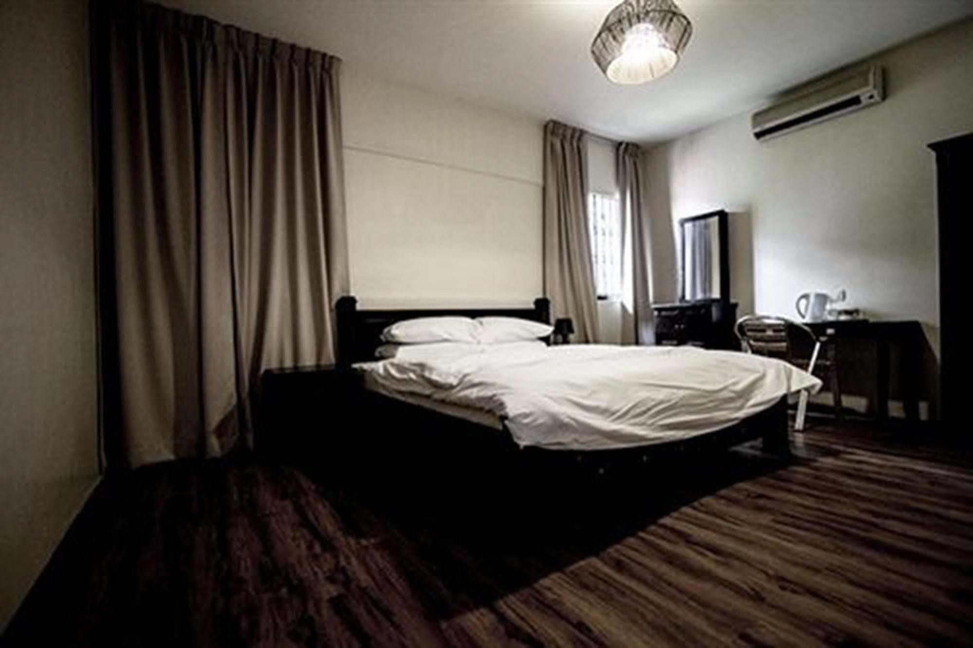 8 Boutique By The Sea Hotel Tanjung Tokong Ngoại thất bức ảnh