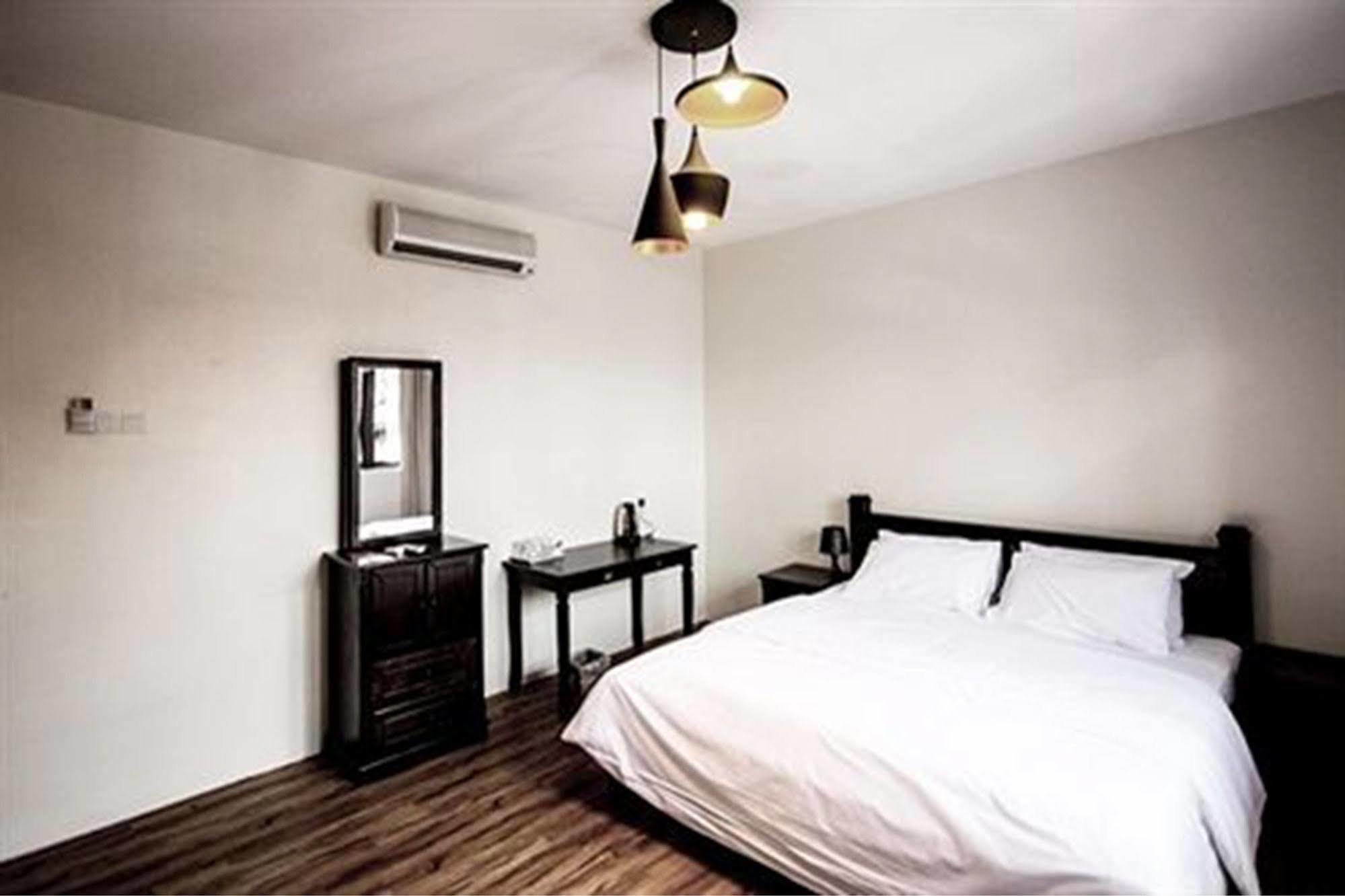 8 Boutique By The Sea Hotel Tanjung Tokong Ngoại thất bức ảnh