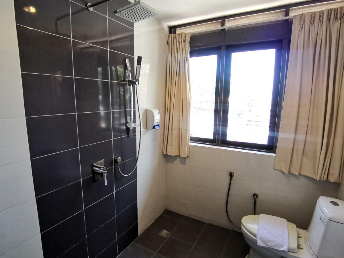 8 Boutique By The Sea Hotel Tanjung Tokong Ngoại thất bức ảnh