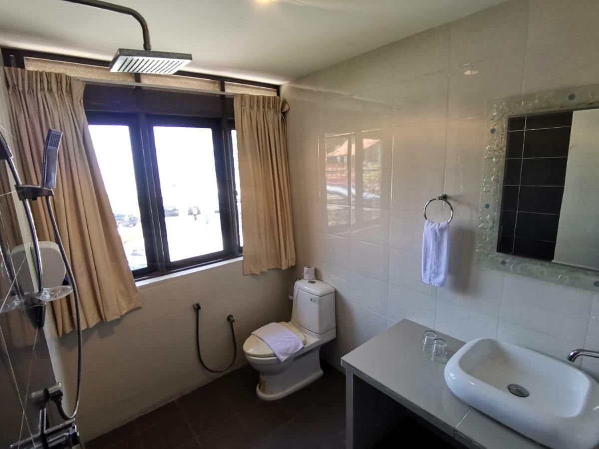 8 Boutique By The Sea Hotel Tanjung Tokong Ngoại thất bức ảnh