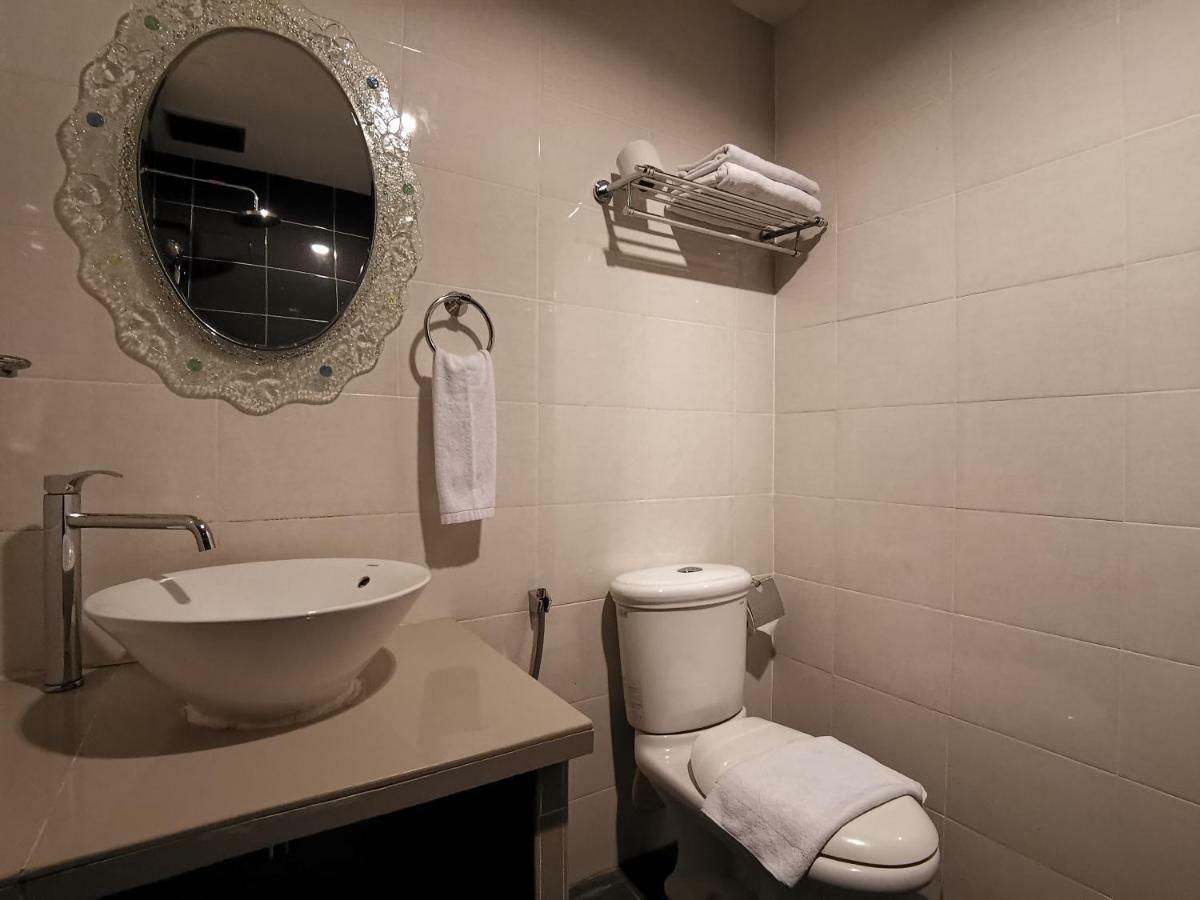 8 Boutique By The Sea Hotel Tanjung Tokong Ngoại thất bức ảnh