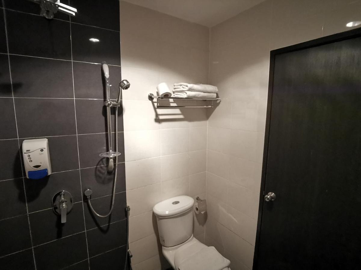 8 Boutique By The Sea Hotel Tanjung Tokong Ngoại thất bức ảnh
