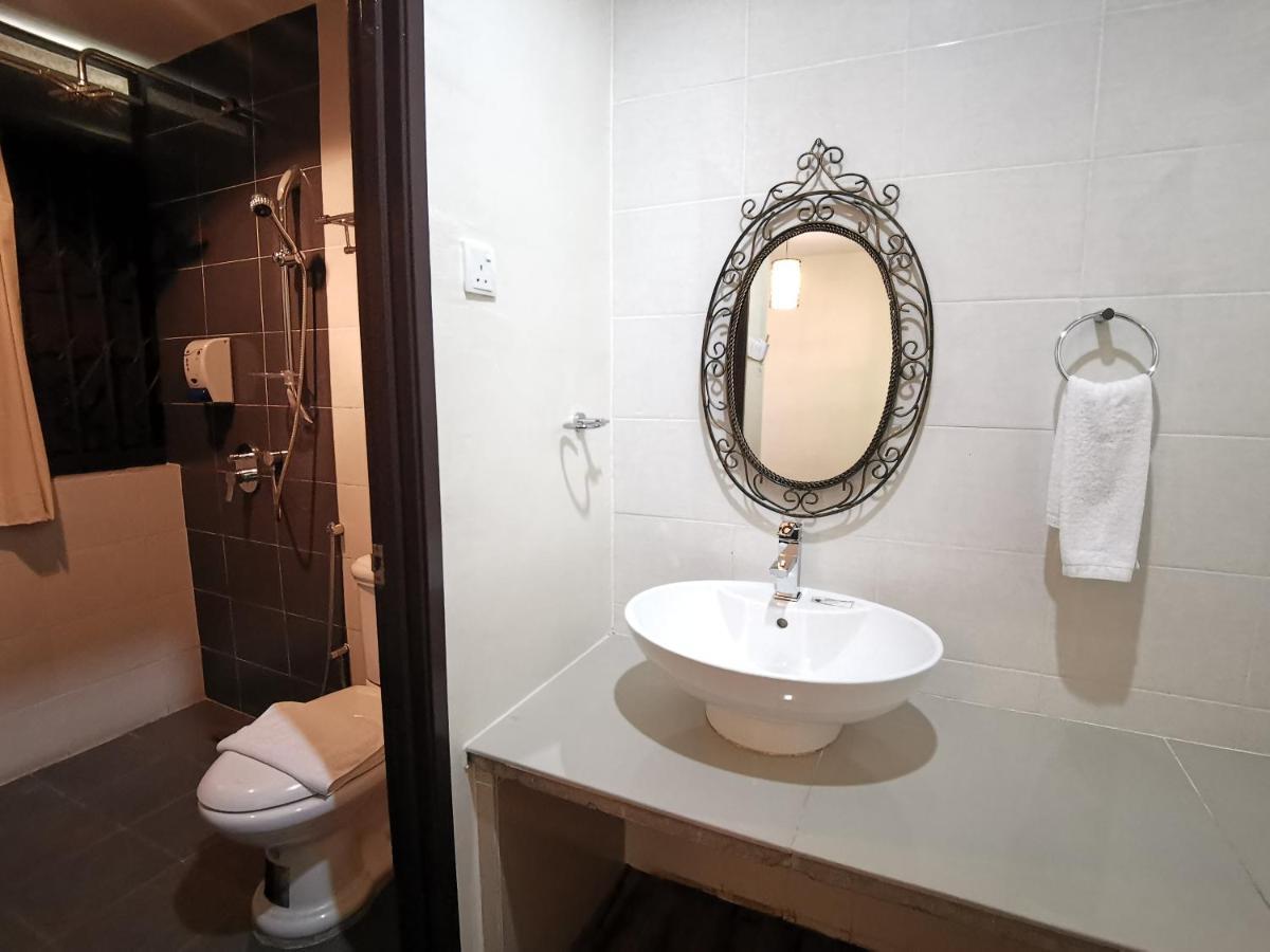 8 Boutique By The Sea Hotel Tanjung Tokong Ngoại thất bức ảnh